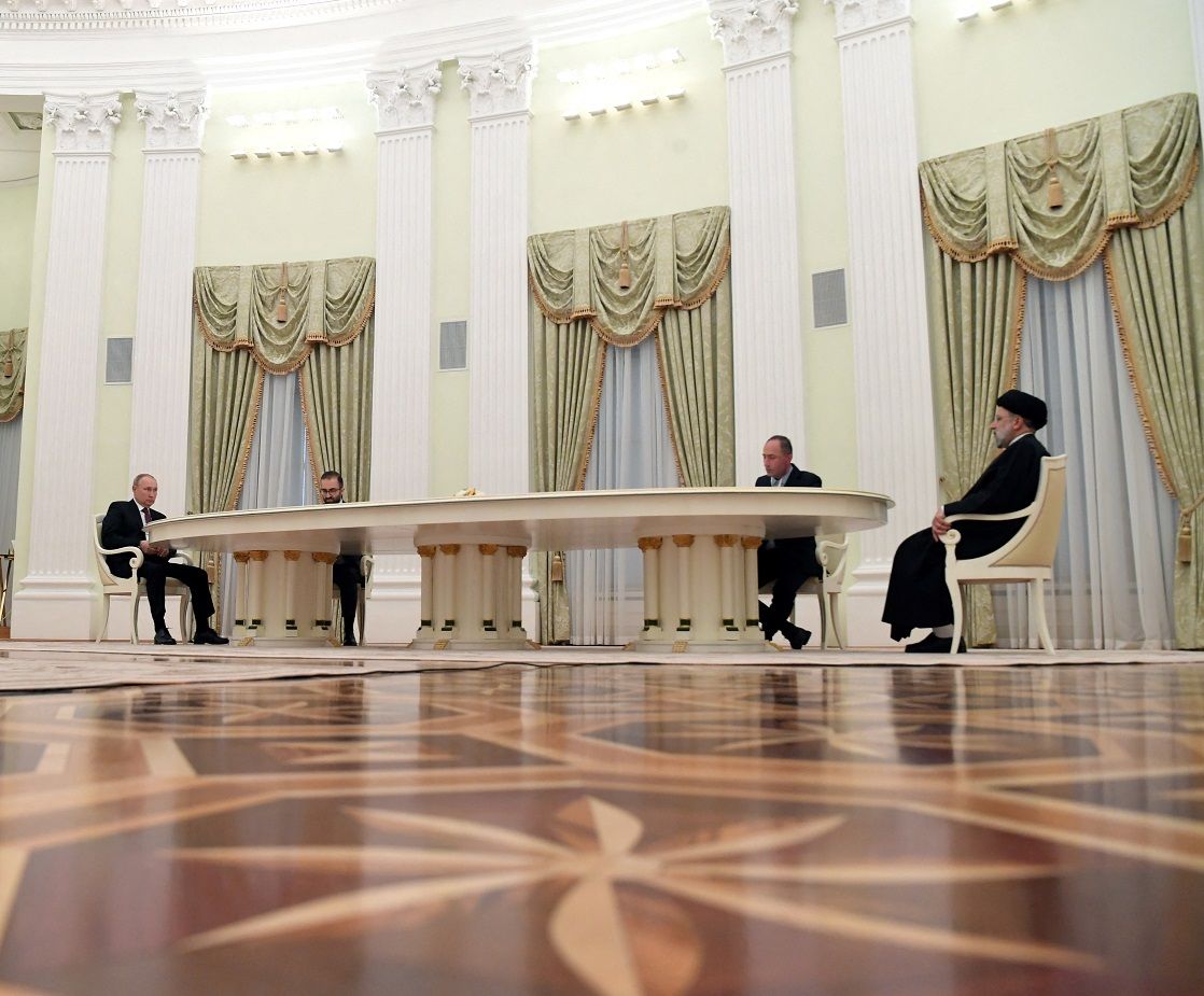 افزایش انتقادها از توافقات پنهانی و محرمانه؛ مستعمره چین و روسیه شده‌ایم