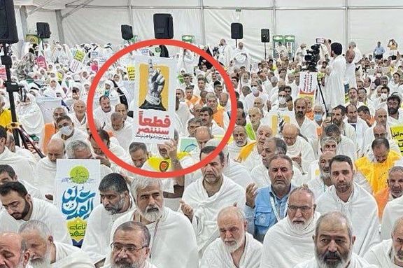 حاج إيراني يرفع لافتة تؤيد حزب الله في الحرم المكي.. رغم التحذيرات