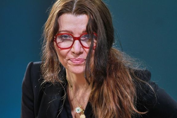 الیف شافاک به اعتراض دختر دانشجوی دانشگاه علوم و تحقیقات واکنش نشان داد