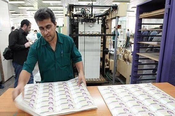 An employee of Iran’s Central Bank checking the quality of newly printed banknotes