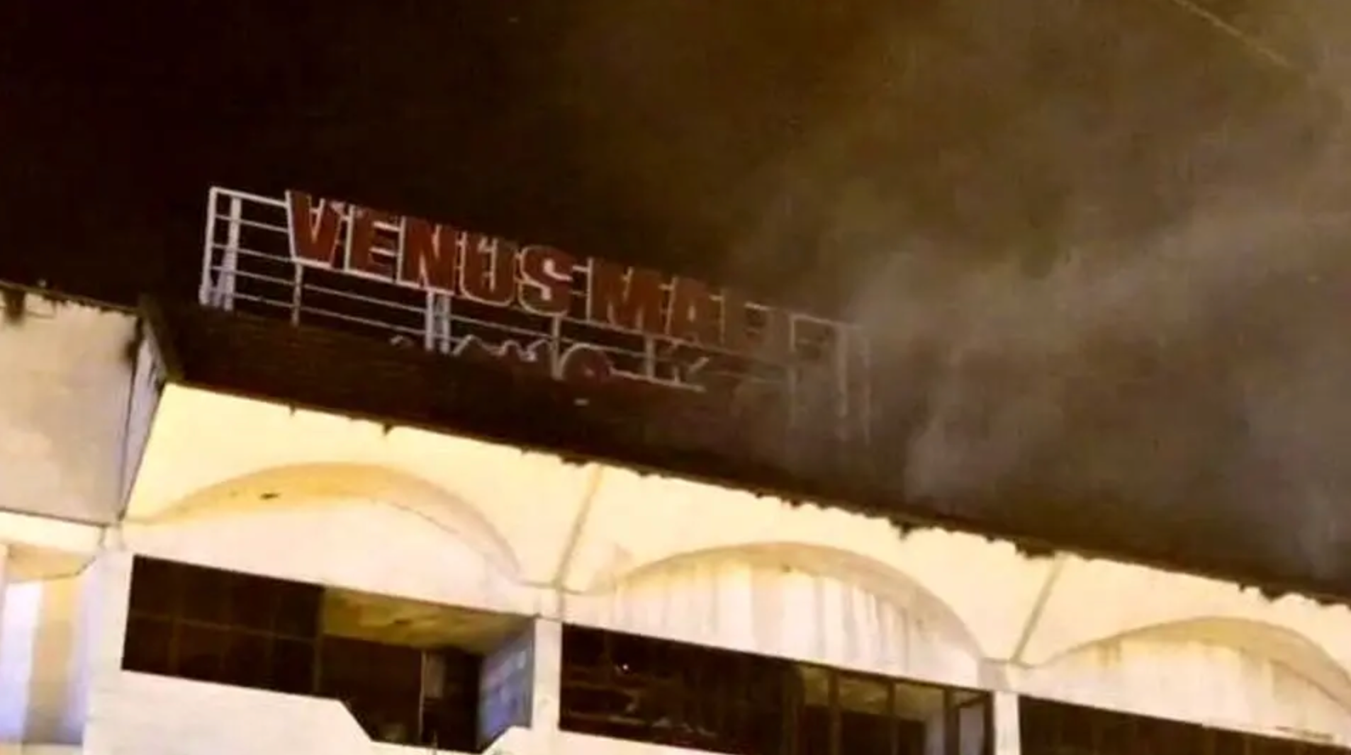 سخنگوی منطقه آزاد انزلی: آتش‌سوزی مجتمع ونوس پس از ۱۱ ساعت تقریبا مهار شد