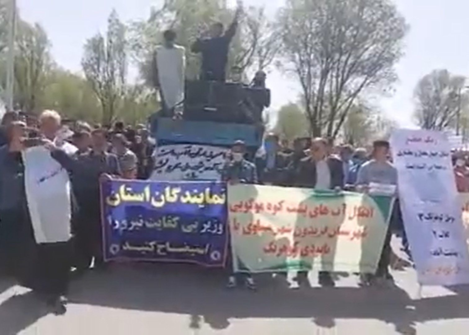 تجمع در شهرکرد در اعتراض به طرح‌های انتقال آب