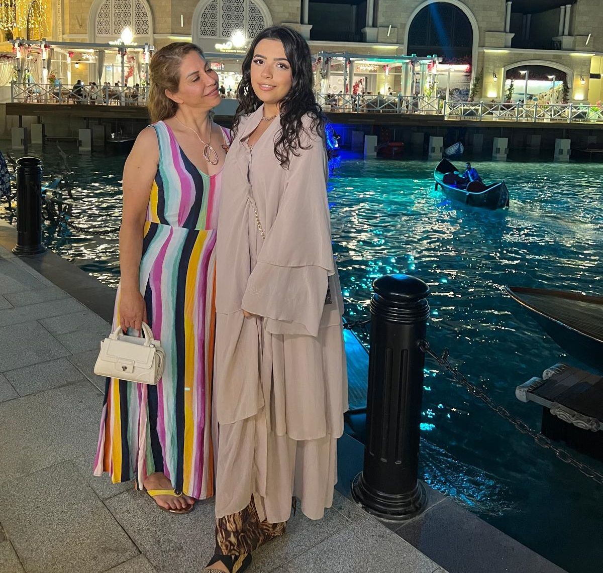 تصویری از سارا تبریزی در کنار نسرین روشن 