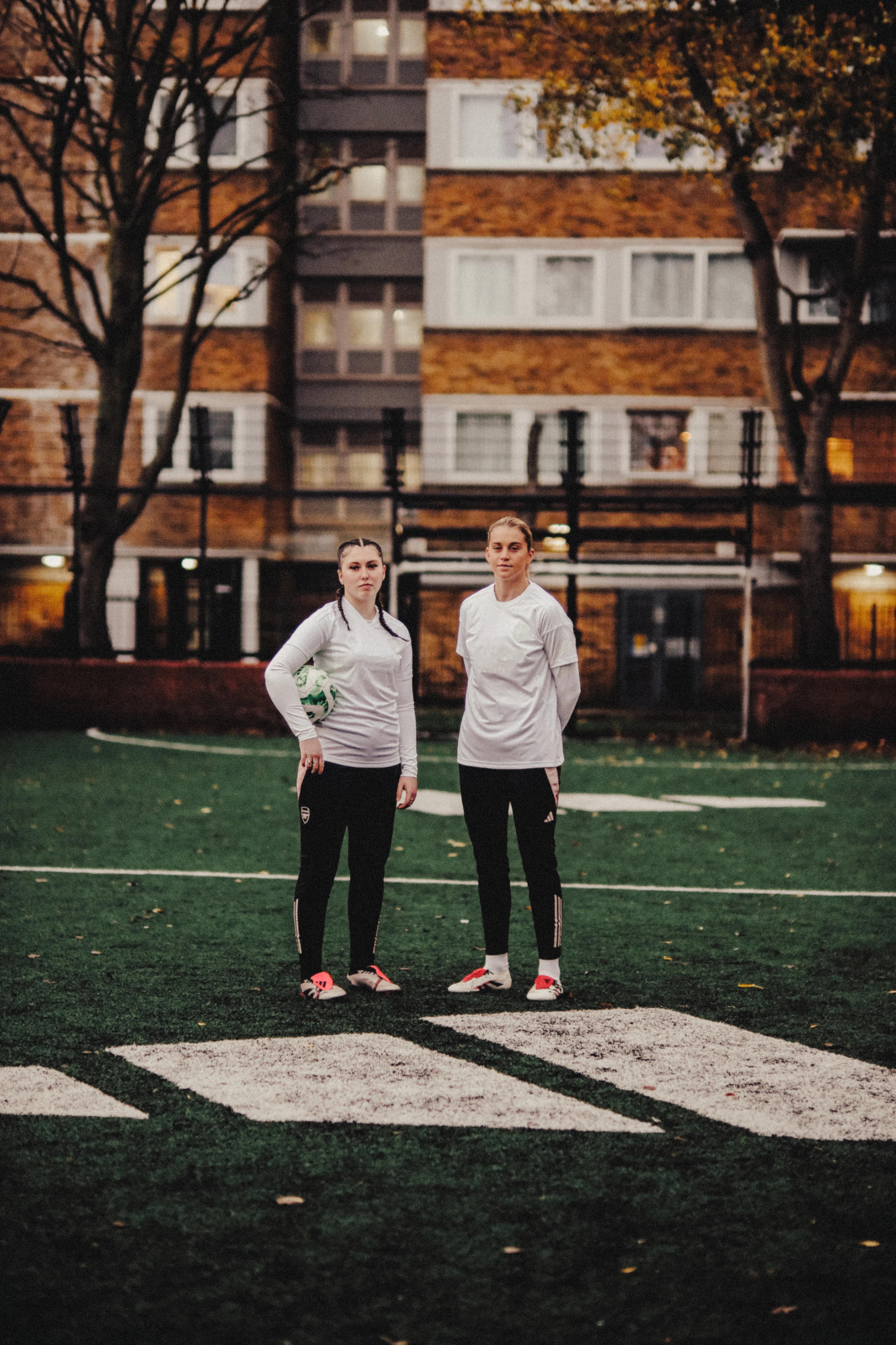 پیشگیری از جنایت با چاقو در میان جوانان؛ لباس سفید بر تن بازیکنان زن و مرد آرسنال در FAکاپ