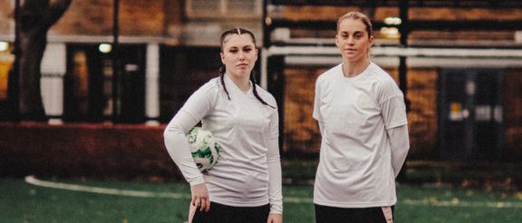 پیشگیری از جنایت با چاقو در میان جوانان؛ لباس سفید بر تن بازیکنان زن و مرد آرسنال در FAکاپ