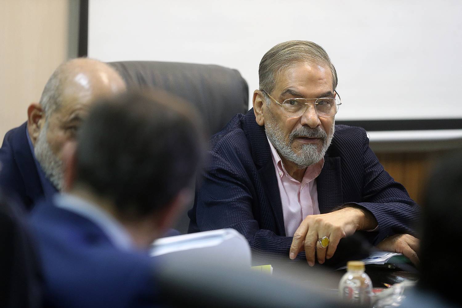 شمخاني ردًا على تهديدات ترامب: سنقطع يد أي تدخل خارجي في إيران