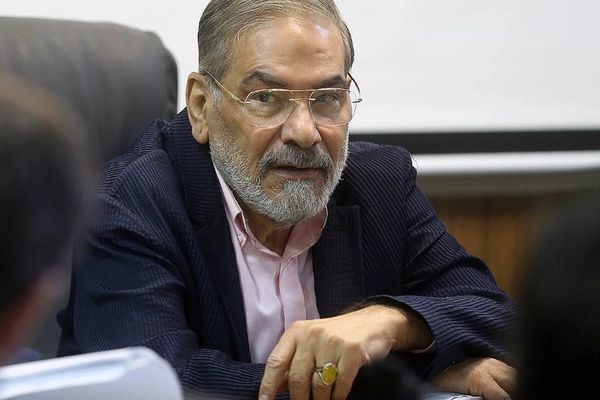 شمخاني ردًا على تهديدات ترامب: سنقطع يد أي تدخل خارجي في إيران