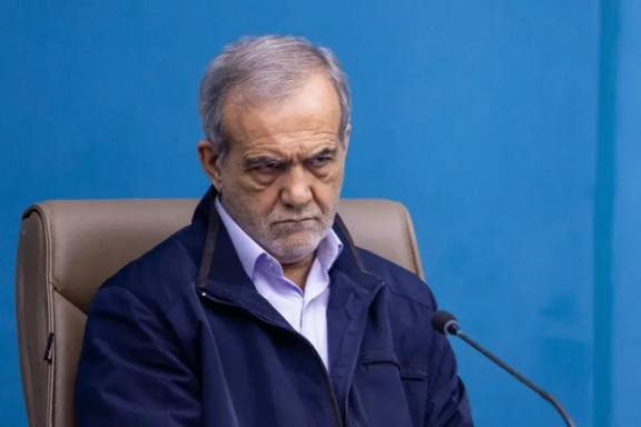 الرئيس الإيراني: خامنئي يبقي باب المفاوضات غير المباشرة مفتوحًا مع واشنطن