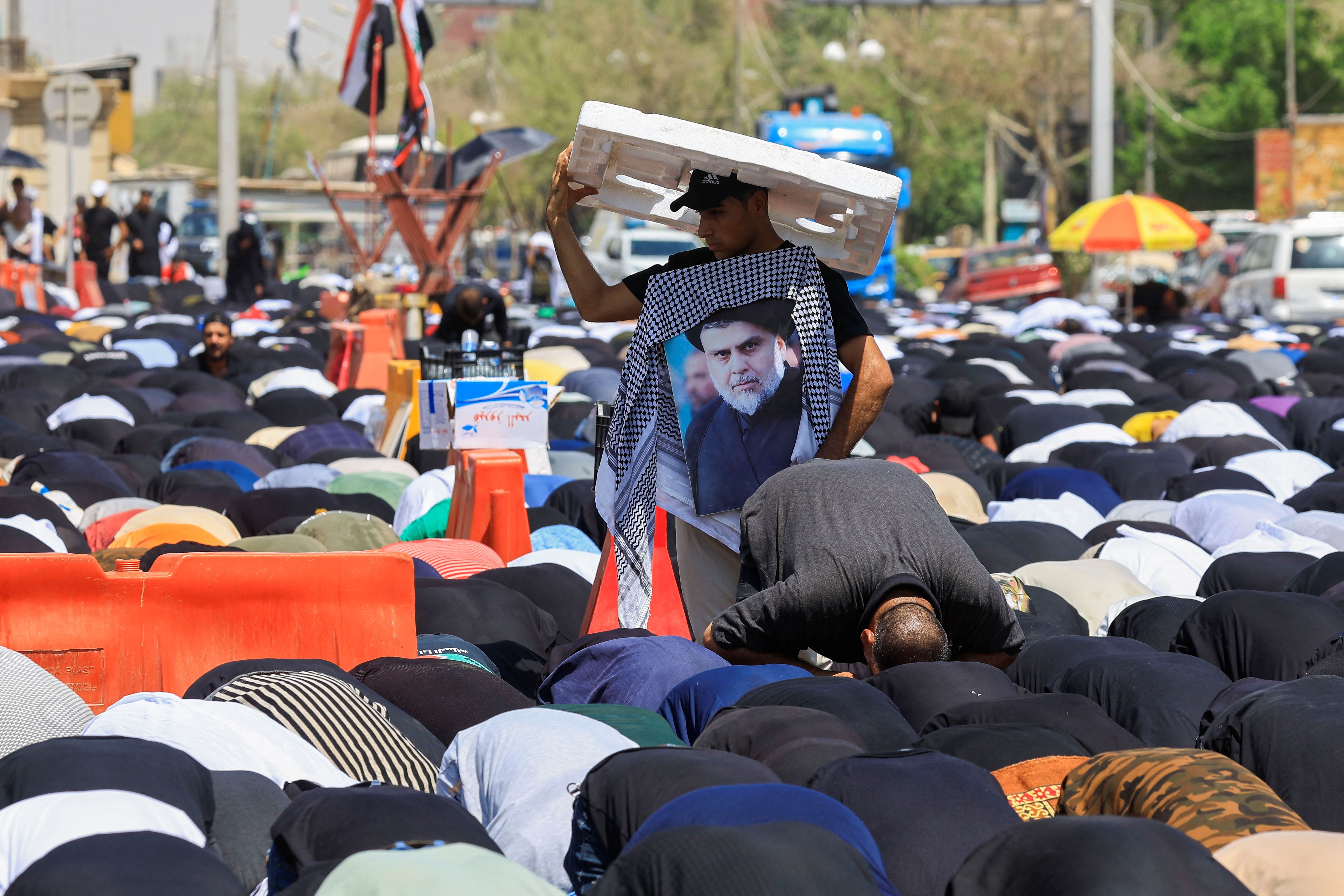 اقامه نماز جمعه حامیان صدر در بغداد؛ عمار الحکیم با ولیعهد عربستان سعودی دیدار کرد