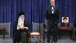 "ترميم الاستبداد" في النظام الإيراني بالانتقال من "قاضي القضاة" إلى "طبيب الأمة"