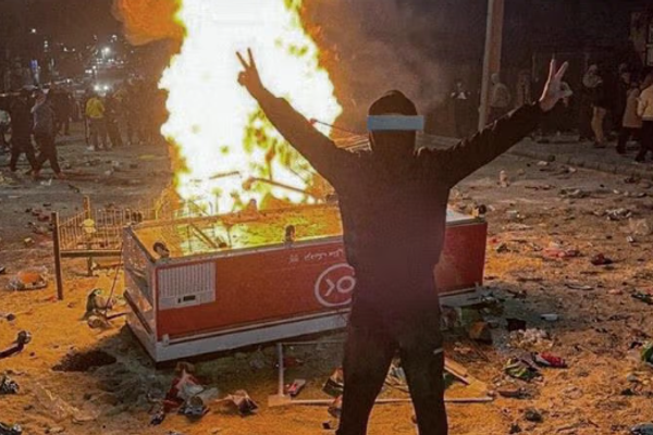 تقارير عن مقتل عشرات المحتجين بالرصاص الحي في جميع أنحاء إيران