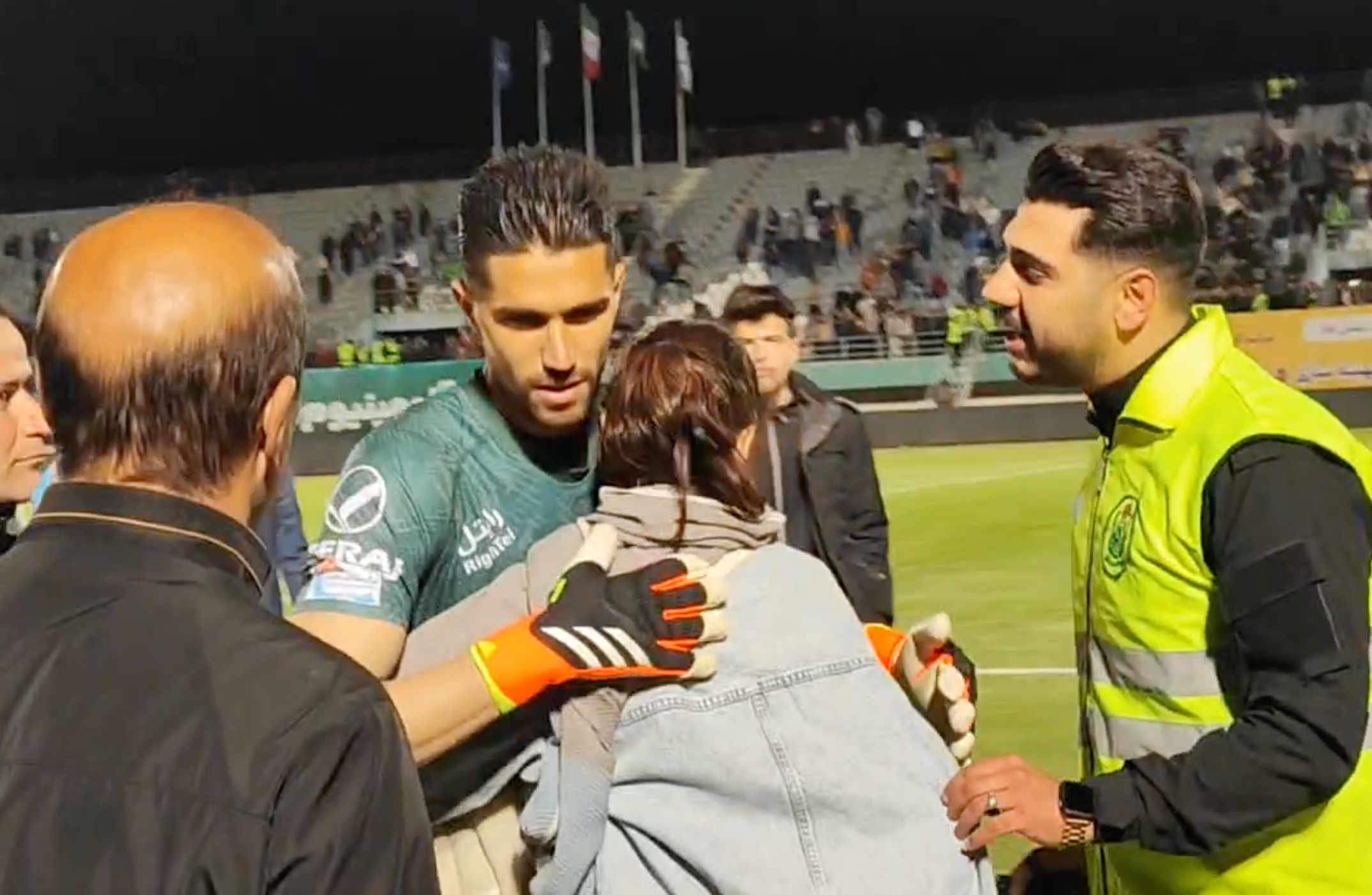 به اتهام در آغوش کشیدن جیمی‌جامپ زن؛ حسینی، مرادمند و باشگاه استقلال دفاعیه بدهند 