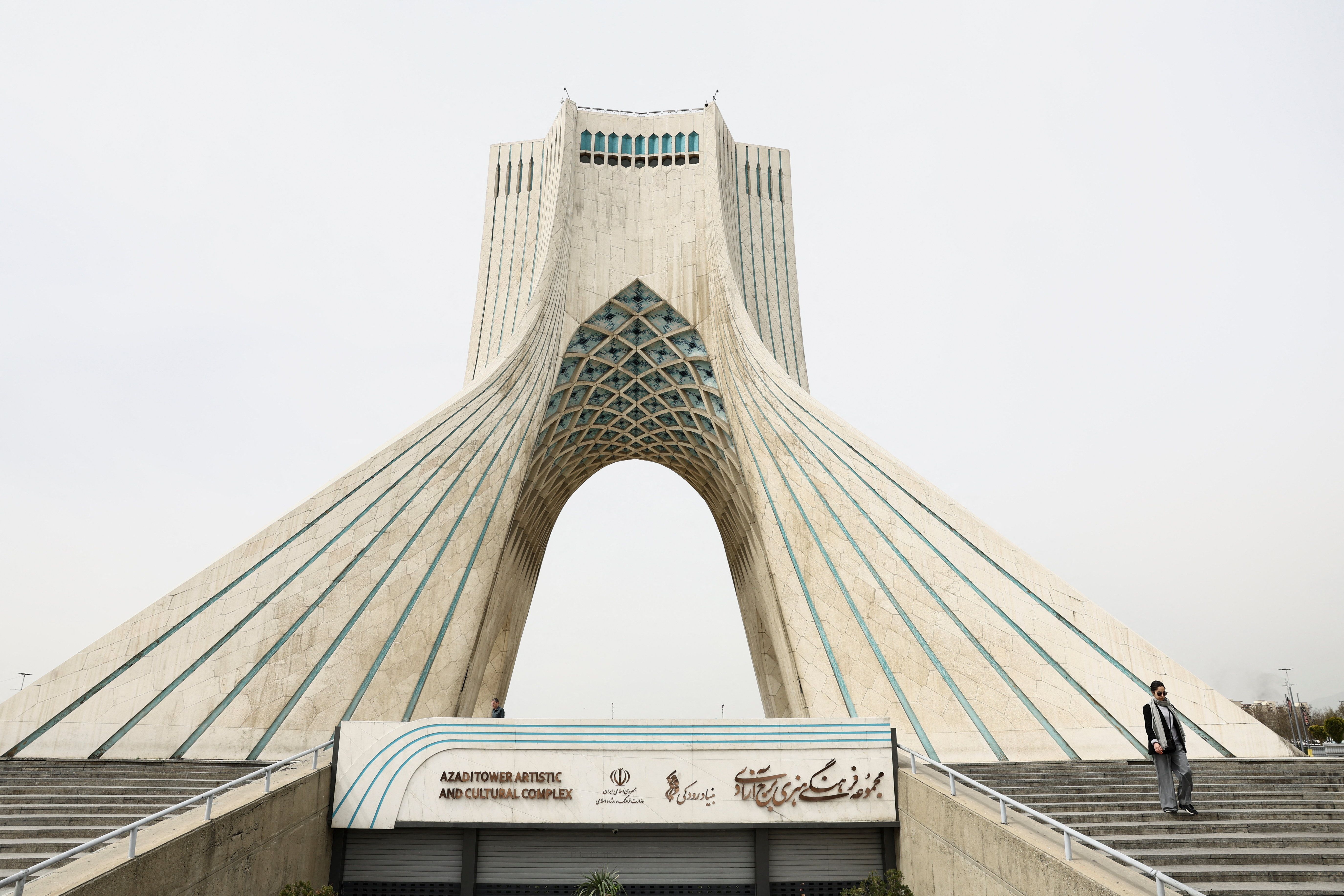 The tipping point: How regimes really collapse 