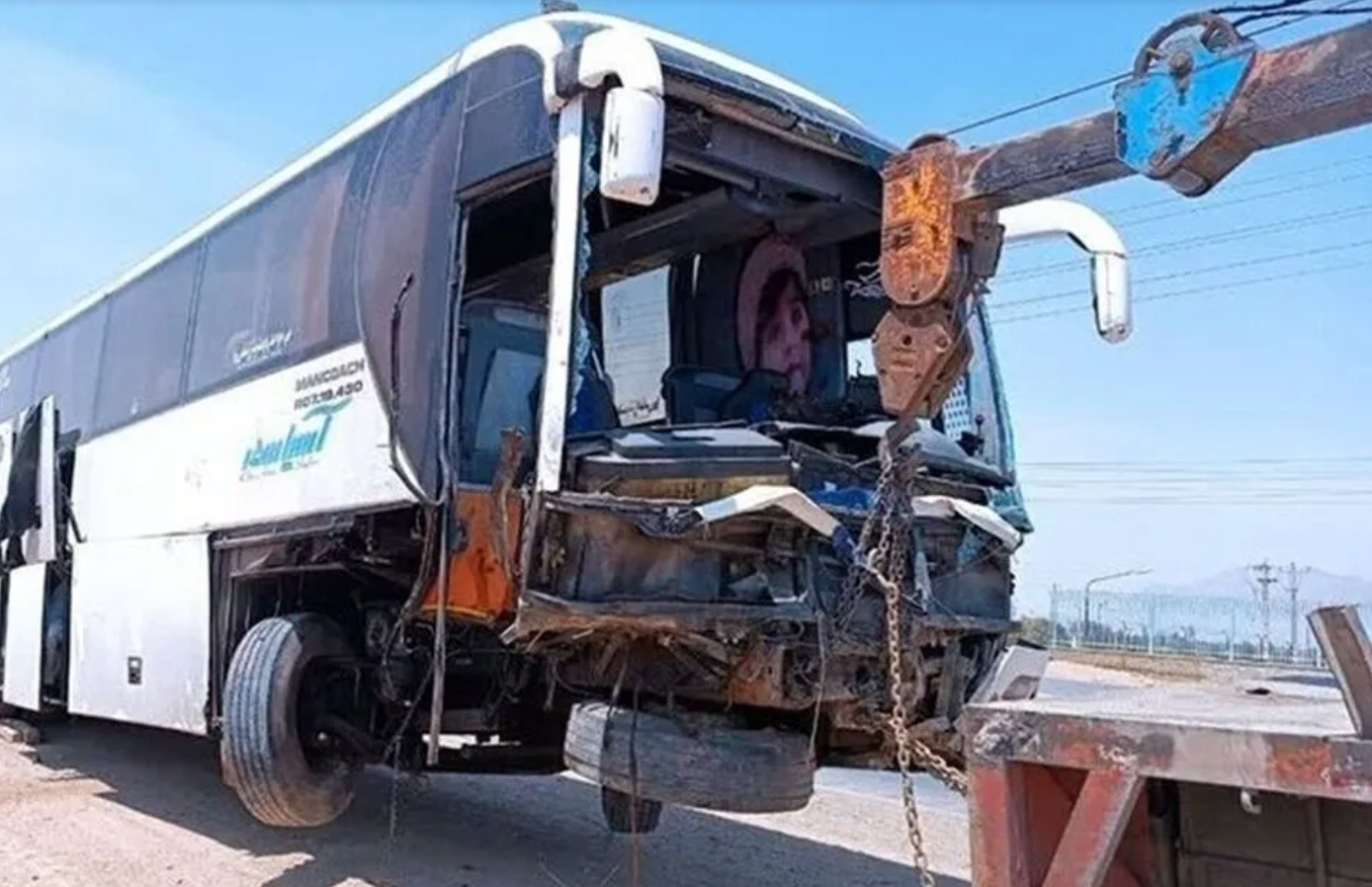 حادث حافلة زوار الأربعين أسفر عن مقتل ما لا يقل عن 4 أشخاص وإصابة 57 آخرين