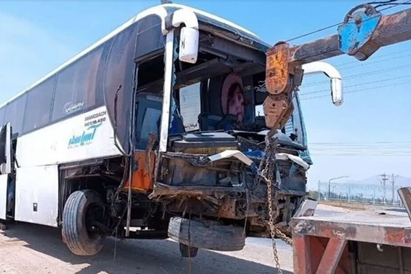 حادث حافلة زوار الأربعين أسفر عن مقتل ما لا يقل عن 4 أشخاص وإصابة 57 آخرين