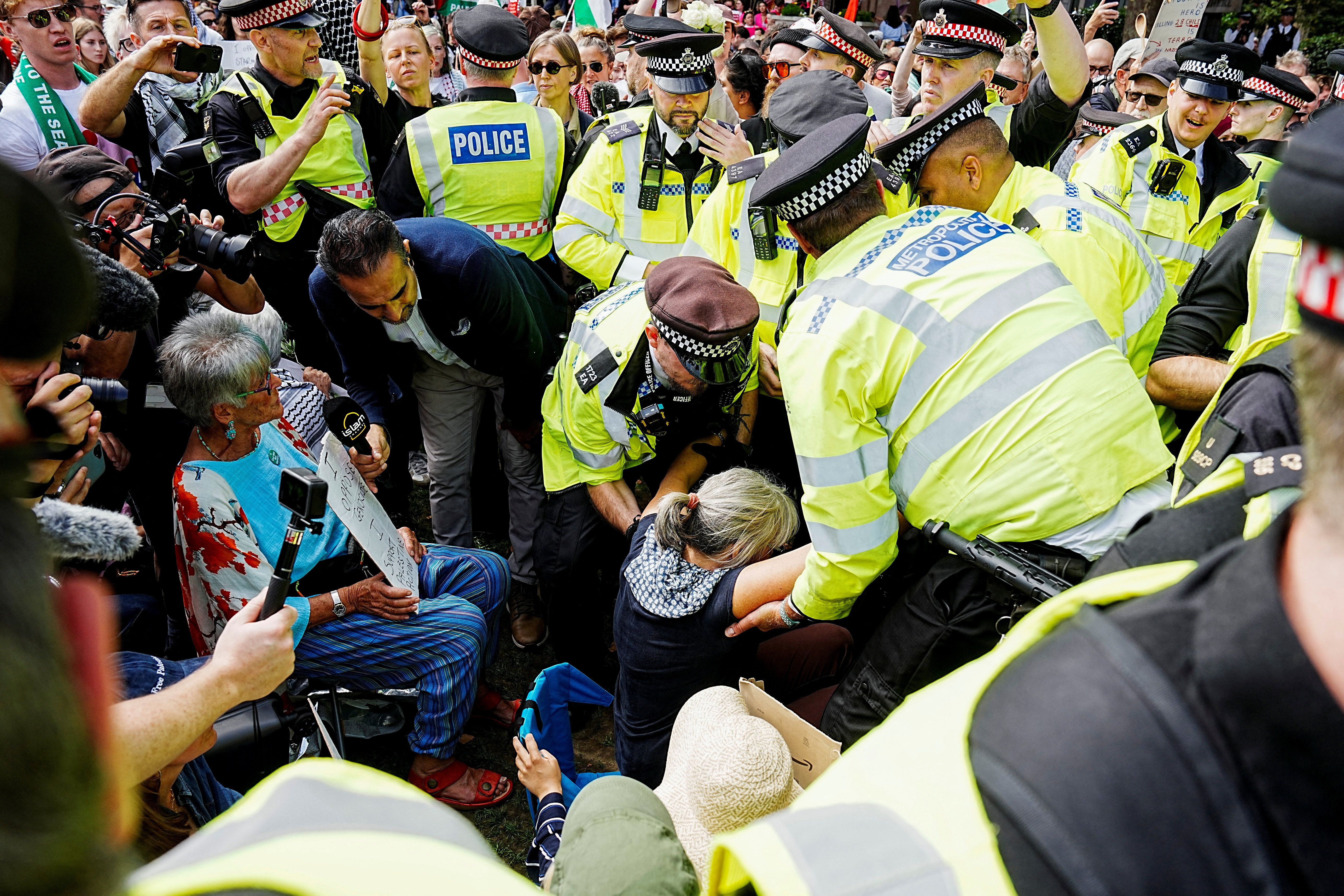 حدود ۹۰۰ نفر در تجمع گروه ممنوعه «اقدام برای فلسطین» در لندن بازداشت شدند
