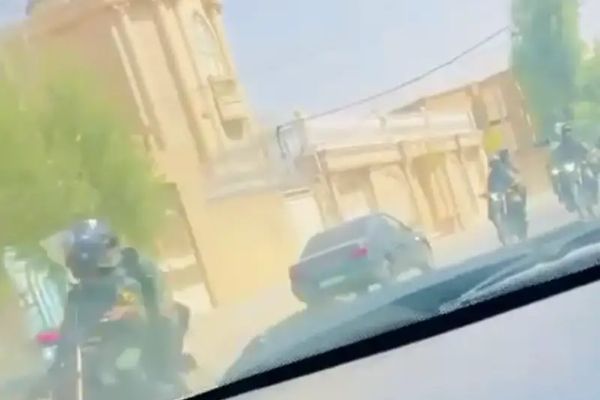 أهالي زاهدان يتظاهرون ويهتفون ضد النظام الإيراني.. رغم الإجراءات الأمنية المشددة