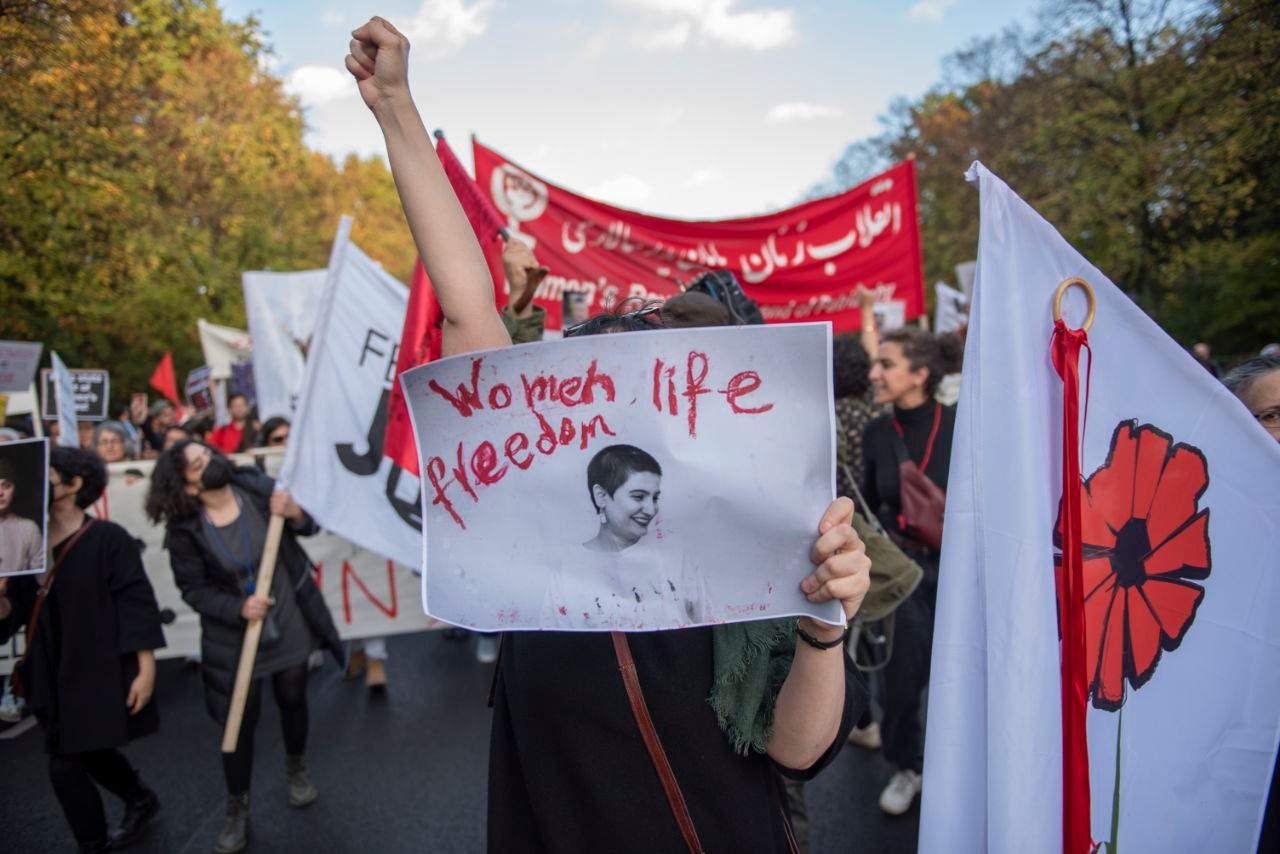 ۷۰ روزنامه‌نگار از ابتدای اعتراضات در ایران بازداشت شدند و نیمی از آنان همچنان زندانی‌اند