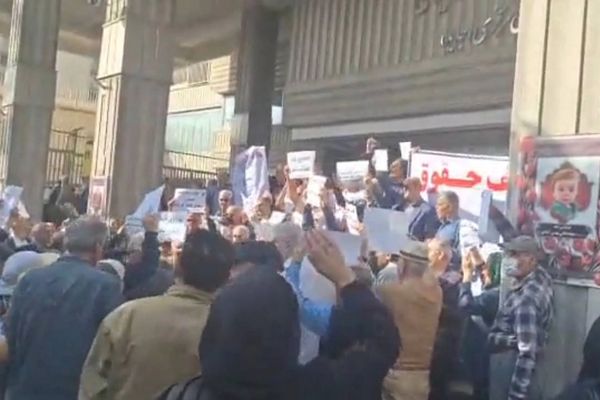المتقاعدون المحتجون في قطاع النفط والضمان الاجتماعي ينظمون تجمعات في مدن إيرانية مختلفة