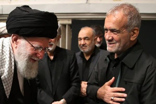 بشأن دور خامنئي في تعيين الوزراء.. صحيفة المرشد تتهم بزشكيان بالكذب أمام البرلمان