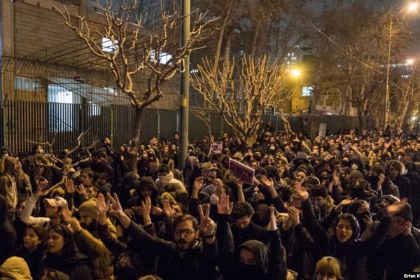 Experts, politicians warn of protests as Iran’s economic crisis deepens