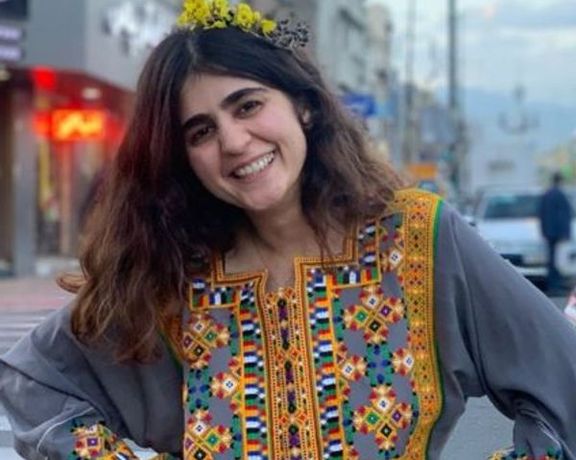 شقيق سجينة سياسية إيرانية: شقيقتي حضرت المحاكمة دون حجاب وبصقت في وجه "الصحافية المحققة"