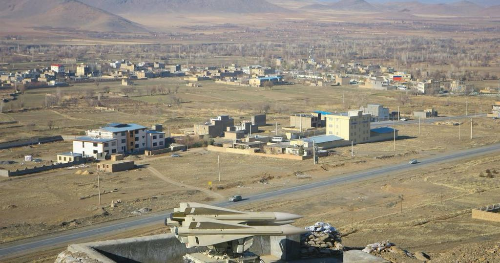 بعد تهديدات أميركية وإسرائيلية.. إيران تجري مناورات عسكرية مكثفة في مواقعها النووية