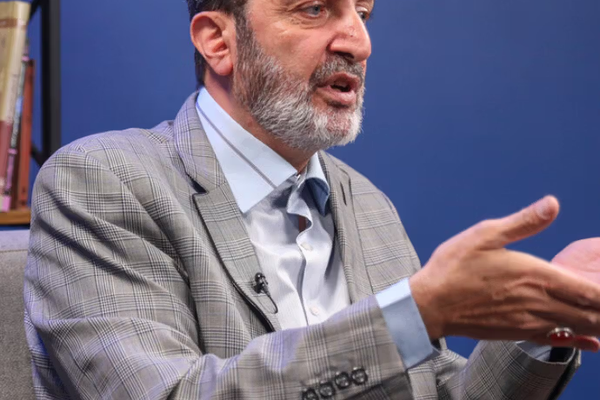 مخرج إيراني: موالون للنظام يتابعون الإعلام المعارض في الخارج