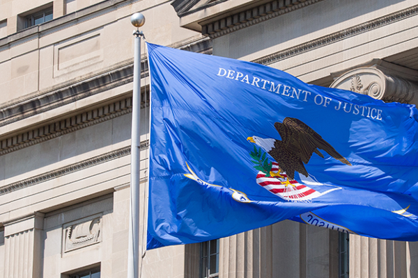 اعتقال إيراني في مطار لوس أنجلوس بتهمة انتهاك العقوبات على طهران