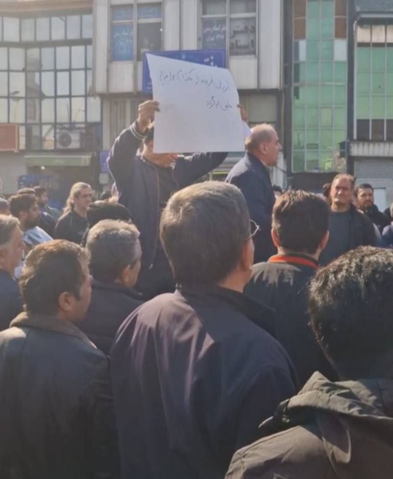 بازاریان تهران در اعتراض به گرانی‌ها مغازه‌های خود را بستند و تجمع کردند