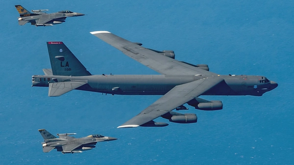 بمبافکنهای اتمی آمریکا در پاسخ به مانور چین و روسیه بر فراز دریای ژاپن به پرواز درآمدند