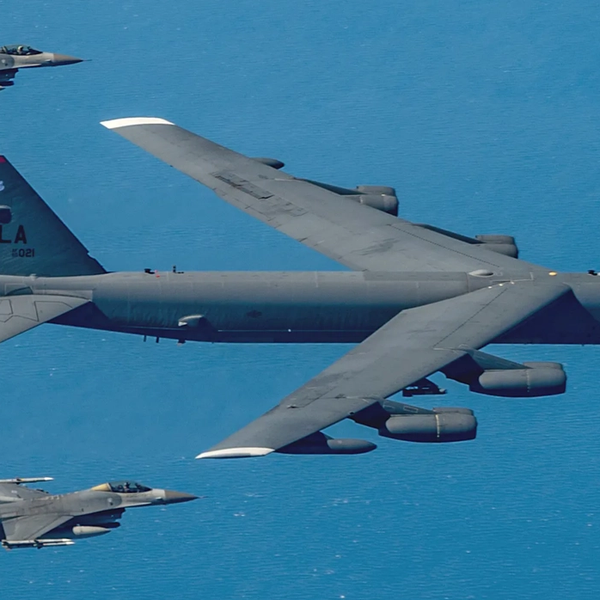 بمبافکنهای اتمی آمریکا در پاسخ به مانور چین و روسیه بر فراز دریای ژاپن به پرواز درآمدند