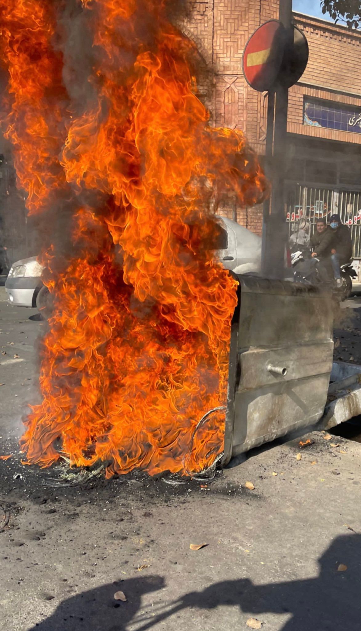 خیزش انقلابی ایرانیان؛ جمهوری اسلامی عاجز از مهار معترضان