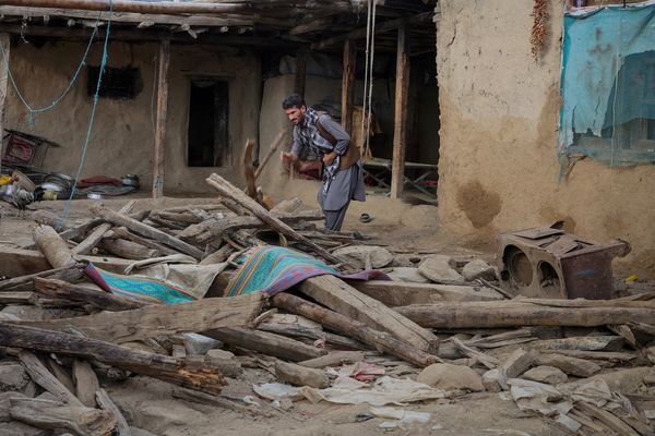 سخنگوی دولت طالبان: شمار کشتهشدگان زلزله در افغانستان به بیش از ۱۴۰۰ نفر رسید