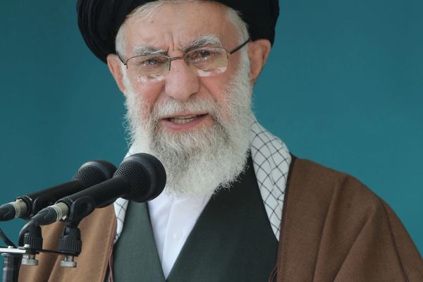 خامنئي مهاجمًا ترامب: إذا كان قويًّا فليهدّئ ملايين الأميركيين الذين يهتفون ضده