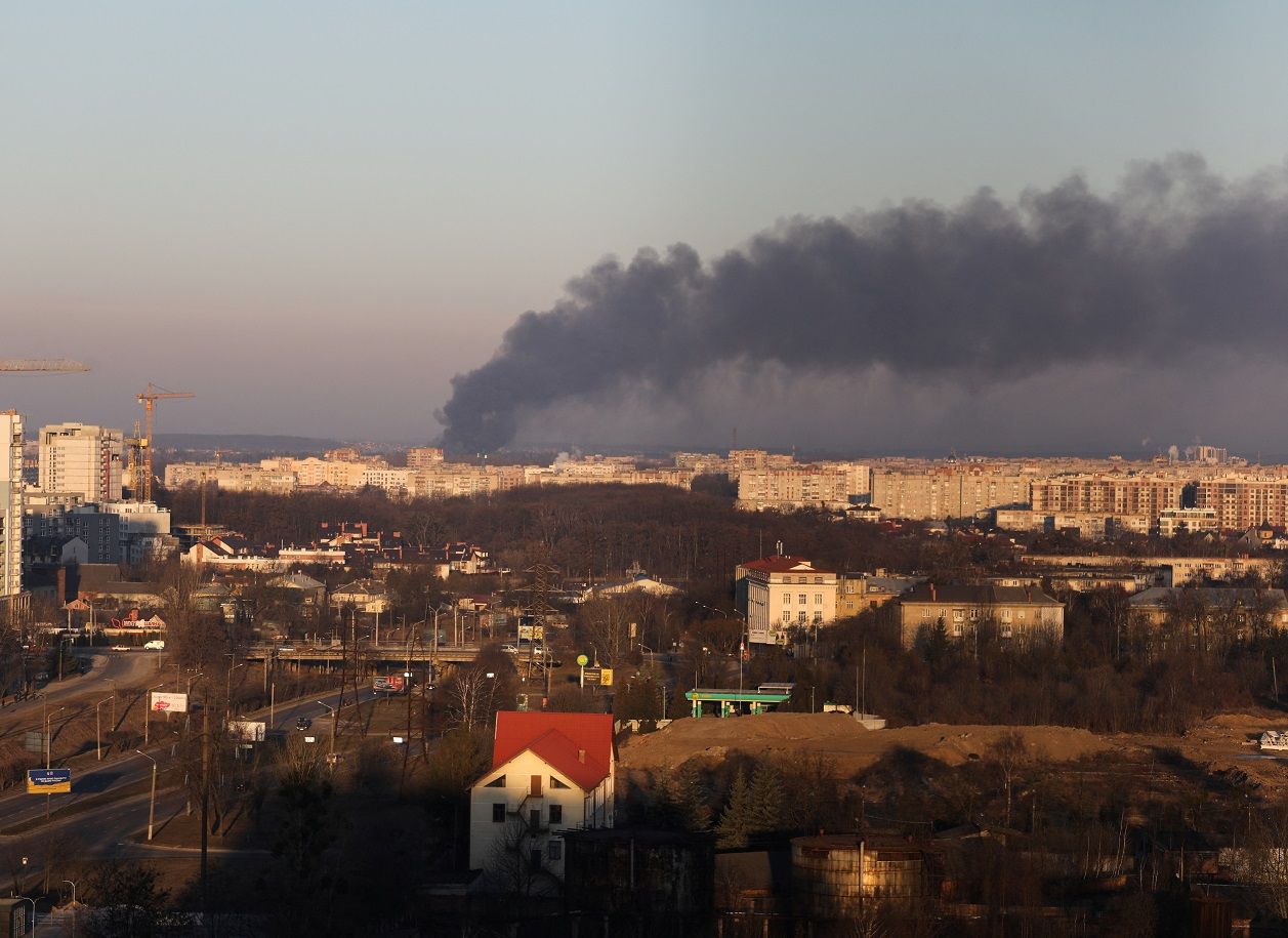 در حمله روسیه به لویو در  نزدیکی مرز لهستان، کارخانه تعمیر هواپیما تخریب شد