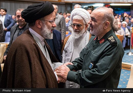 في رسالة "سرية للغاية".. الحرس الثوري يعتبر وسائل التواصل الاجتماعي "سامة" ويطالب بإغلاقها