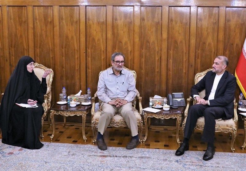 Late Iranian Foreign Minister Hossein Amir-Abdollahian (right) during a meeting with Mohammadreza Nouri’s father and wife in Tehran  (undated)
