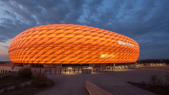 ورزشگاه خانگی بایرن مونیخ در حمایت از مبارزه با خشونت علیه زنان، نارنجی میشود