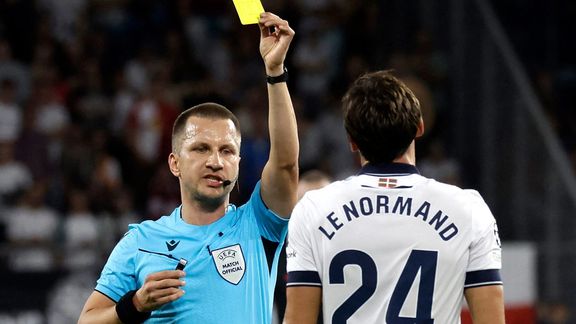 محرومیت سنگین دو داور لهستانی بهدلیل سرقت تابلوی علائم رانندگی در حالت مستی