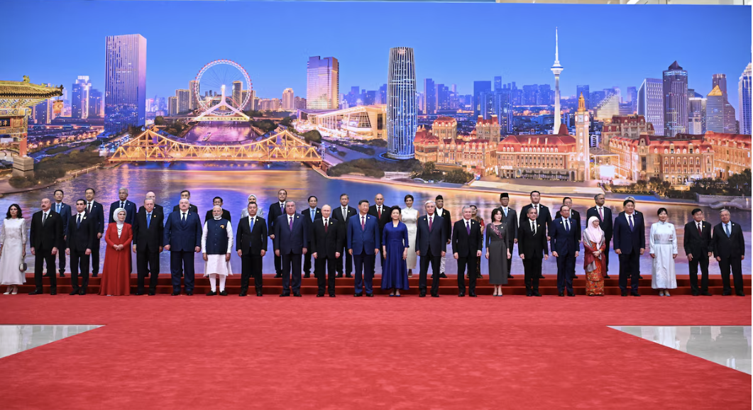 دیر رسیدن یا سرو نوشیدنی‌های الکلی؛ پزشکیان در عکس یادگاری اجلاس شانگهای حاضر نشد