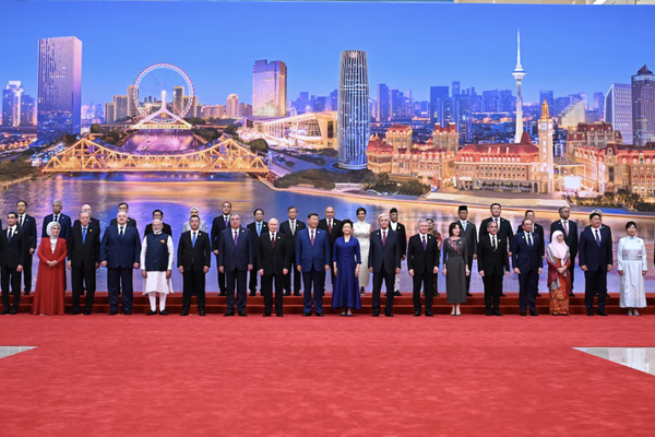 دیر رسیدن یا سرو نوشیدنیهای الکلی؛ پزشکیان در عکس یادگاری اجلاس شانگهای حاضر نشد