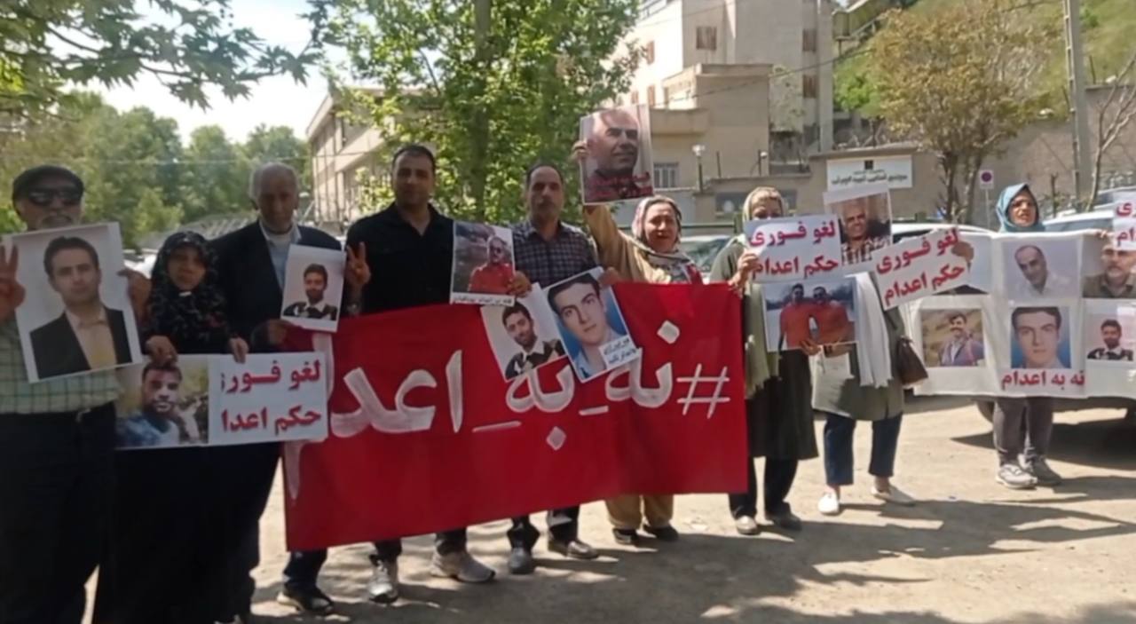 تجمع احتجاجي لعائلات السجناء السياسيين المحكومين بالإعدام أمام سجن إيفين في طهران