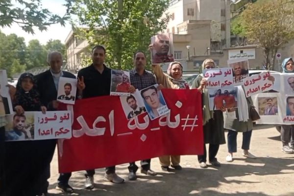 عائلات 5 سجناء سياسيين محكومين بالإعدام في إيران تعرب عن قلقها بسبب انقطاع أخبارهم