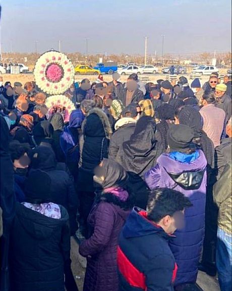 برپا شدن آیین چهلم آیلار حقی با حضور مردم؛ پدرش صداوسیما را مسوول تحریف موضوع قتل او خواند