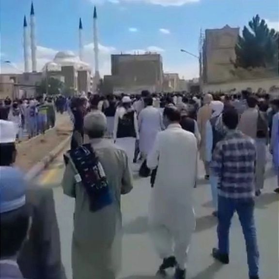 رغم الاعتقال الليلي لعشرات المواطنين البلوش.. مسيرة صامتة لأهالي زاهدان للأسبوع الـ26