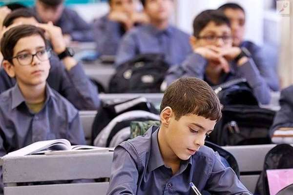 School Students Leave Iran Amid Gloomy Future Prospects