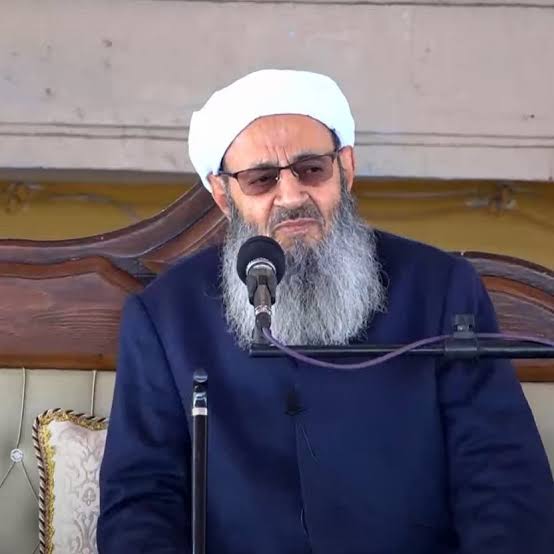 تاکید مولوی عبدالحمید بر گذر از اصلاح‌طلب و اصولگرا: «زندان‌ها را به روی بازرسان باز کنید»