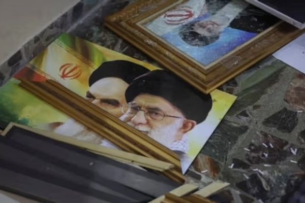 مبديًا دعمه للاحتجاجات.. ناشط سياسي معتقل: إنقاذ إيران مرهون بسقوط النظام