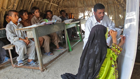 حرمان التلاميذ بلا هويات في بلوشستان إيران من التعليم بعد تشديد القيود بسبب الحرب